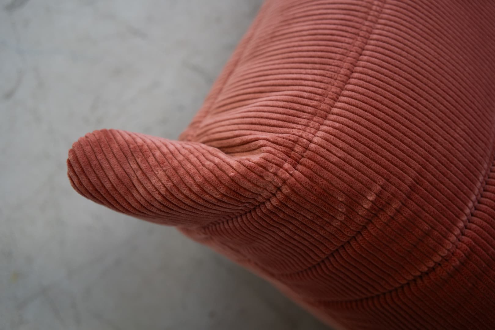 Sofa Togo dwuosobowa, cord coral - 166510